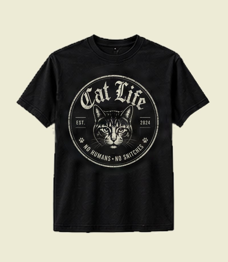 Camiseta negra con el sello circular Cat Life en el pecho
